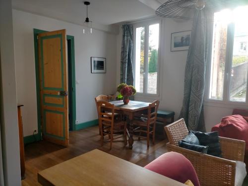 un salon avec une table et des chaises dans l'établissement Appartement ancien entièrement rénové plein sud, à Dieppe