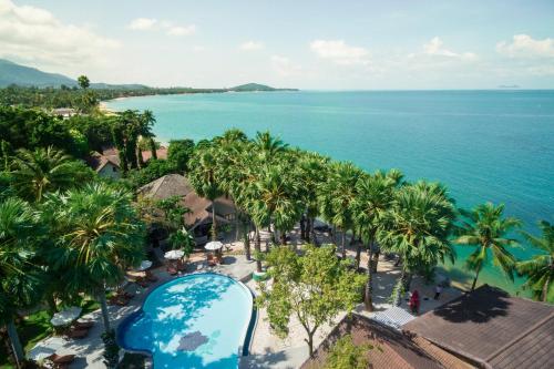 una vista aérea de un complejo con piscina y océano en Paradise Beach Resort, Koh Samui - SHA Extra Plus, en Mae Nam