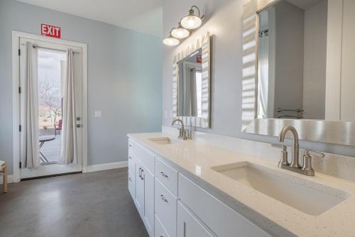 ein weißes Badezimmer mit zwei Waschbecken und einem Spiegel in der Unterkunft The Ashley at Sand Hollow Resort in Hurricane