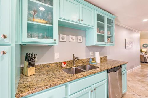 Kuchyň nebo kuchyňský kout v ubytování Steps to Beach Ocean-View Galveston Condo!