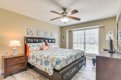 Postel nebo postele na pokoji v ubytování Steps to Beach Ocean-View Galveston Condo!