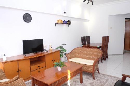 TV a/nebo společenská místnost v ubytování Inap Desa Chempaka, Golden Straits Villa