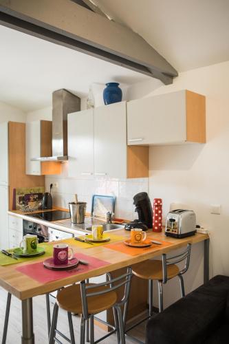 une cuisine avec une table en bois et des chaises. dans l'établissement VILLA SEA AND SURF, à Soorts-Hossegor