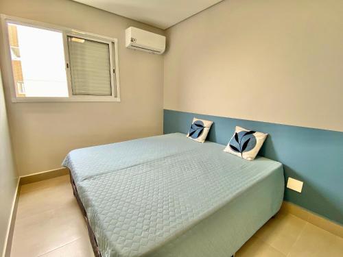 a bedroom with a bed with two pillows on it at Residencial Acqua mare in Samaritá