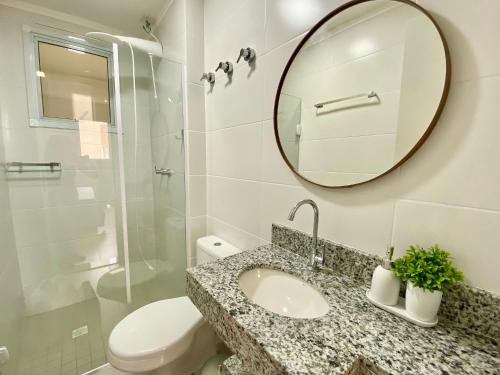 a bathroom with a sink and a mirror at Residencial Acqua mare in Samaritá