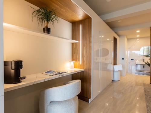 Ένα μπάνιο στο Appartement de luxe avec piscine et vue mer - FR-1-734-71