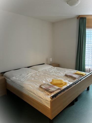 Ein Bett oder Betten in einem Zimmer der Unterkunft Residenz Darianne Leukerbad