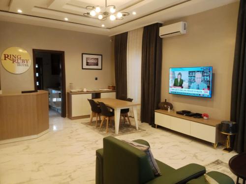 Sjónvarps- og/eða afþreyingartæki á Ringruby Hotel, Eso Close