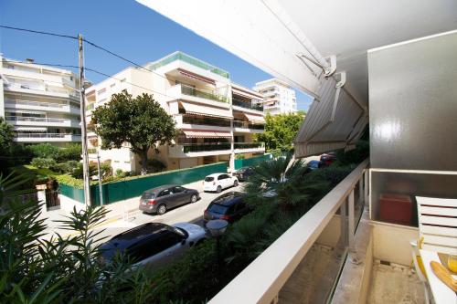 un balcon avec des voitures garées dans un parking dans l'établissement Le Studio Cannois Standing Presta, à Cannes