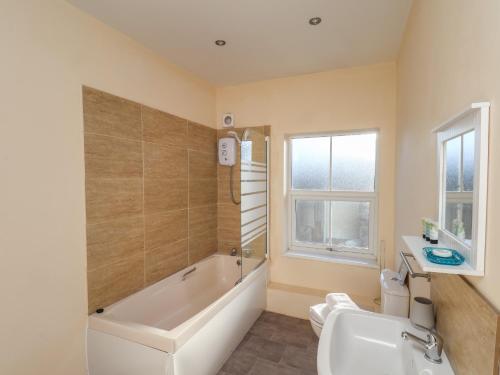 Ένα μπάνιο στο 4 Normanby Terrace