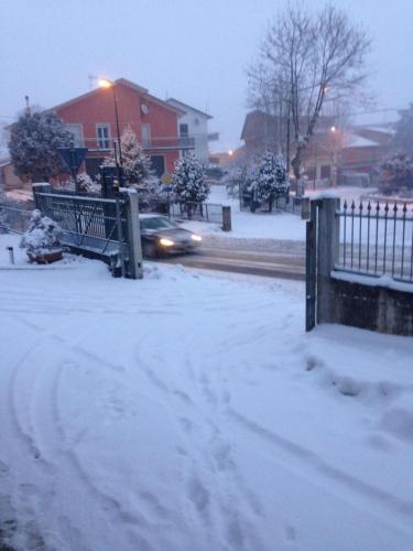 a car driving down a street covered in snow at La dimora di Ipno in Vallata