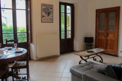 un salon avec un canapé et une table dans l'établissement Spacious 1 bed apartment in Bagnères-de-Luchon, à Luchon