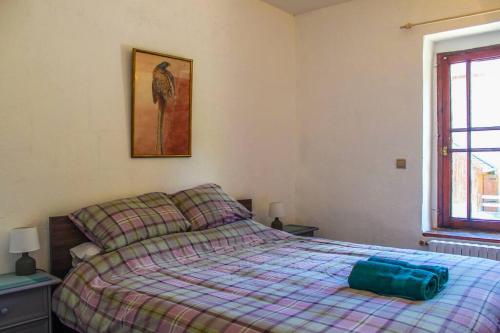 - une chambre avec un lit doté d'un sac vert dans l'établissement Spacious 1 bed apartment in Bagnères-de-Luchon, à Luchon