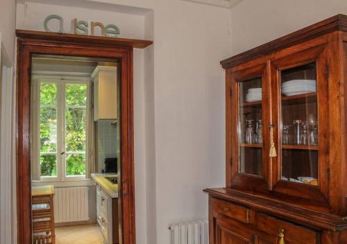 - une cuisine avec un meuble en bois dans une pièce dans l'établissement Spacious 1 bed apartment in Bagnères-de-Luchon, à Luchon