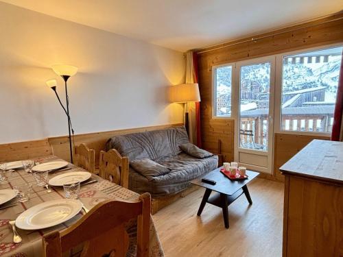 un salon avec une table et un canapé dans l'établissement Confortable 3 pièces avec 2 balcons pour 7 pers., proche remontées et commerces, Morzine - FR-1-634-10, à Avoriaz