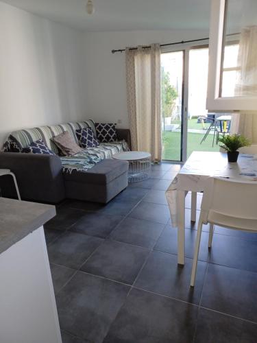 Χώρος καθιστικού στο Love room option jacouzzi à la mer