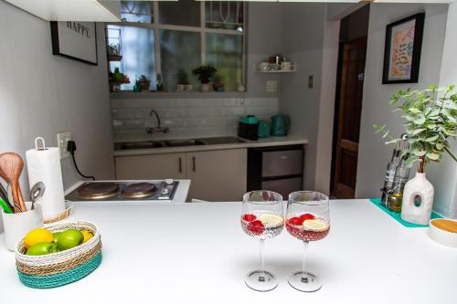 Dapur atau dapur kecil di Modern Family Unit in Green Point - Parking & Pool