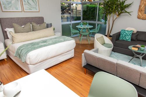 Katil atau katil-katil dalam bilik di Modern Family Unit in Green Point - Parking & Pool