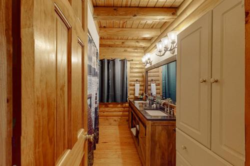 a bathroom with two sinks and a large mirror at Liberty Lodge in Mineral