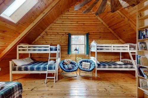 a bedroom with bunk beds in a log cabin at Liberty Lodge in Mineral