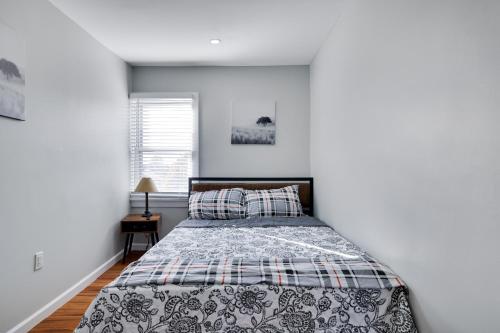 Katil atau katil-katil dalam bilik di Beautiful 2BR Home Near Penn Station