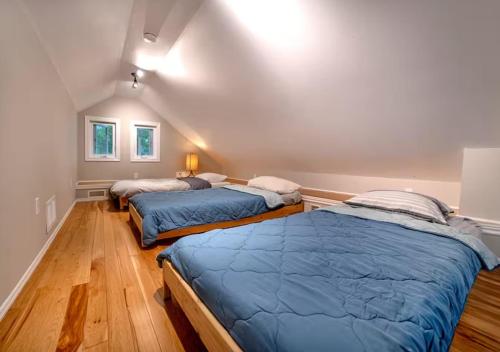 Voodi või voodid majutusasutuse Enjoy your own Nordic Spa Getaway on Stoney Lake toas