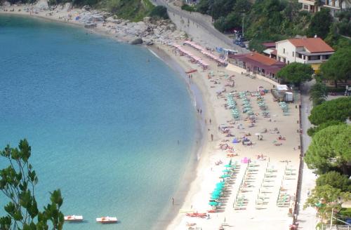 a beach with a lot of people on it at L' Elicriso in Marciana