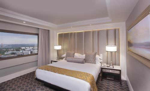Katil atau katil-katil dalam bilik di Sandton Sun and Towers