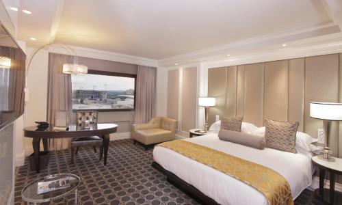 Katil atau katil-katil dalam bilik di Sandton Sun and Towers