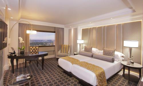 Katil atau katil-katil dalam bilik di Sandton Sun and Towers