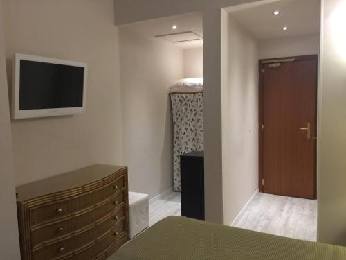 Televízia a/alebo spoločenská miestnosť v ubytovaní Hotel Corallo