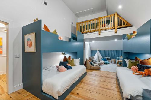 Habitación infantil con 2 camas y escalera en Burkes Beach Mansion - The Most Epic Experience, en Hilton Head Island