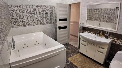 Bilik mandi di Апартаменты в гостевом домике