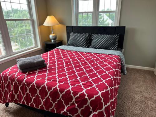 ミネアポリスにあるExtended & Short Term Stays at The Oasis Groupのベッドルーム1室(窓付)