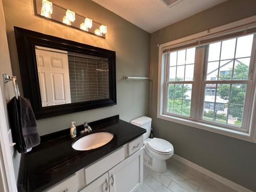 ミネアポリスにあるExtended & Short Term Stays at The Oasis Groupの洗面台とトイレ付きのバスルーム