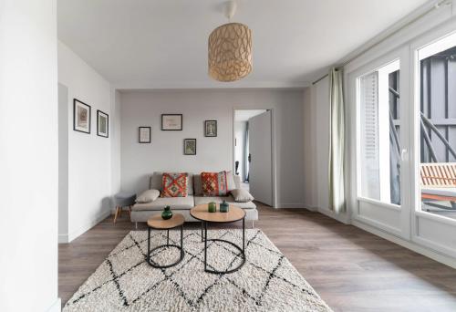 a living room with a couch and a table at Résidence Léon Blum - Appartements design - Parking in Clermont-Ferrand
