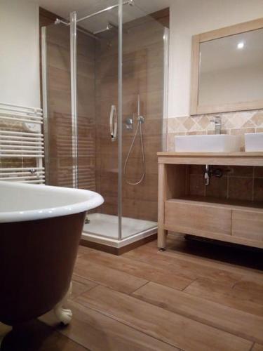 une salle de bain avec une douche, une baignoire et un lavabo dans l'établissement La Bastide du Clos Saint Michel, à Montauroux