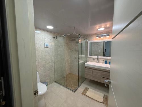 Et badeværelse på San Andrés espectacular apto frente al mar, WI-FI