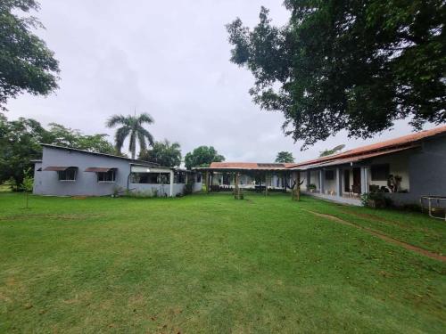 a large yard in front of a building at Chácara Cantinho dos Sonhos in Chapada dos Guimarães