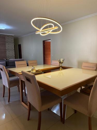 ピラーニャスにあるCasa por temporada águas do Velho Chicoのテーブルと椅子のあるダイニングルーム