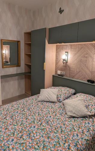 une chambre avec un lit avec deux oreillers dessus dans l'établissement Au Cygne, à Hœrdt