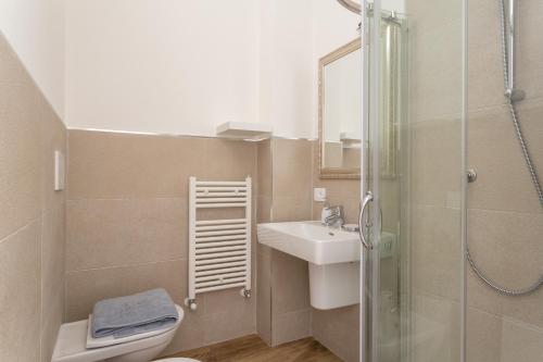 Villa Paola في توري ديل بيناكو: حمام مع دش ومرحاض ومغسلة