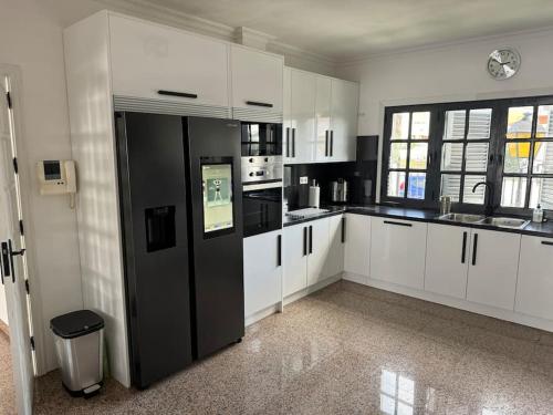 Dapur atau dapur kecil di Large Villa in Maspalomas with Huge Private Pool & Gym