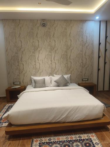 Postel nebo postele na pokoji v ubytování MaNaVa Luxury Service Apartment