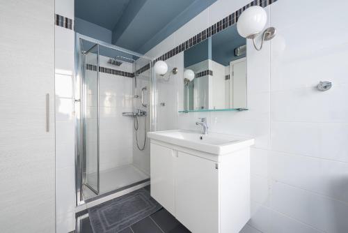 Apartment Steps From Historic Center Plaka