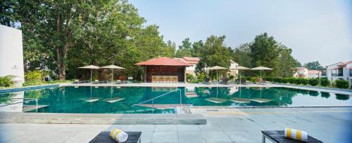 Bazén v ubytování Club Mahindra Kanha nebo v jeho okolí