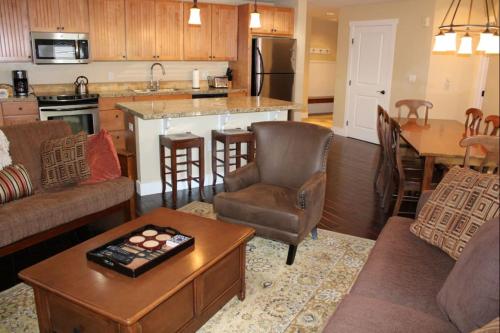 Una cocina o cocineta en Base Camp Ski Slope Views Granby Ranch