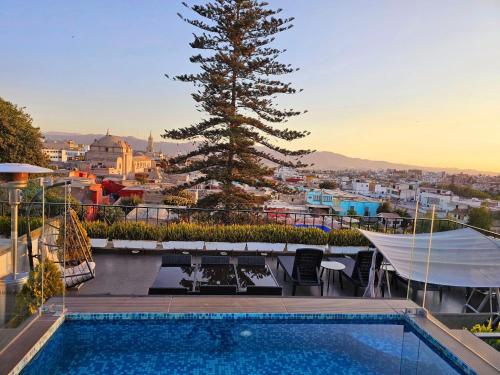 un árbol de Navidad en el techo de una casa con piscina en Vita Hoteles Arequipa, en Arequipa