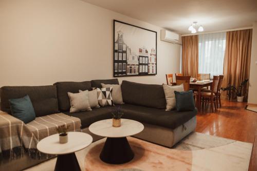 Χώρος καθιστικού στο Apartment Rhea with Terrace & Parking