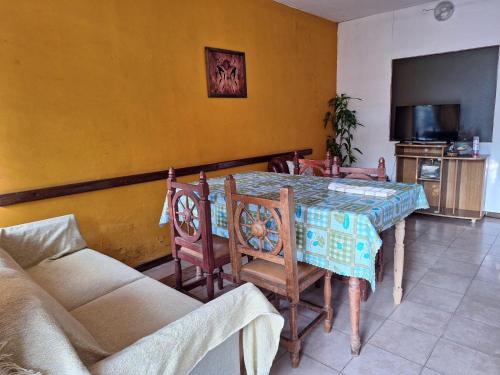 a dining room with a table and a couch at Departamento céntrico Jujuy in Posadas